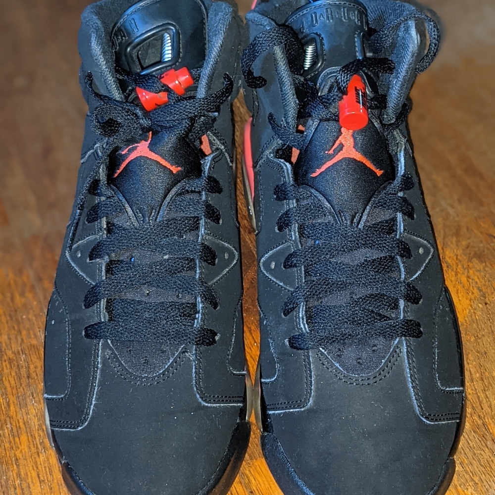 Size 7 black/infrared jordan 6